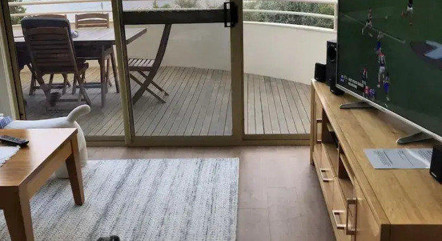 Коттедж с балконом и с видом на горы Freycinet Beach House