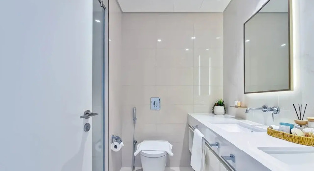 Stylish 2BR in Emaar Beach Front w/ Private Beach, Забронировать Отель Отели Эмирата Дубая 4 звезды, рядом с Международный яхт-клуб Дубая, 4*