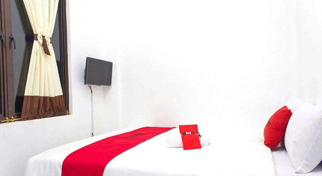 RedDoorz @ Galuh Mas, Book Hotel Karawang West Java