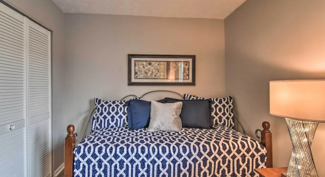 Апартаменты с 2 комнатами Condo w/ Sunroom, Near Downtown Hendersonville!