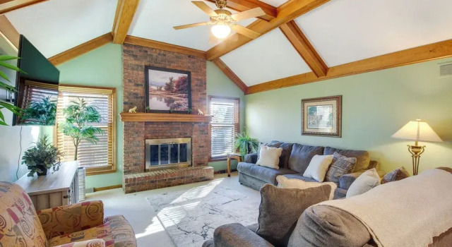 Overland Park Family Home w/ Game Room & Backyard!, Reserva ahora Hotel Overland Park Kansas