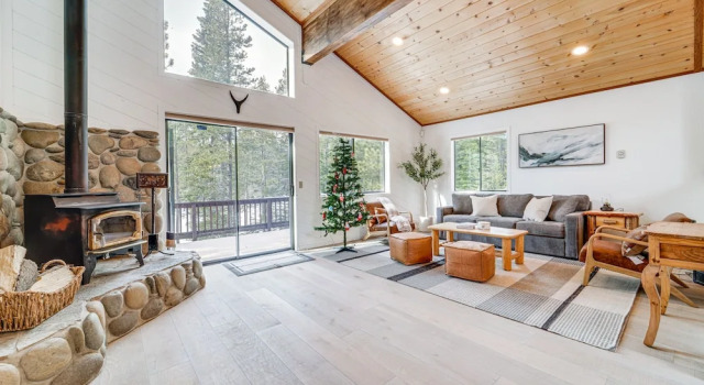 Updated Tahoe Donner Cabin w/ Golf Course Views!, Забронировать Отель Траки Скво-Вэлли, рядом с Гольф-клуб Tahoe Donner