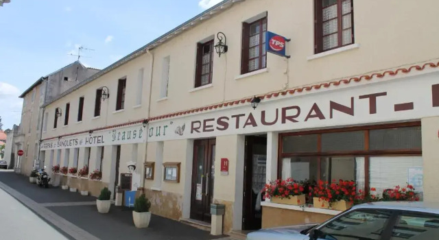 Logis Hôtel Beauséjour, Забронировать Отель Отели Шовиньи с завтраком, Завтраки