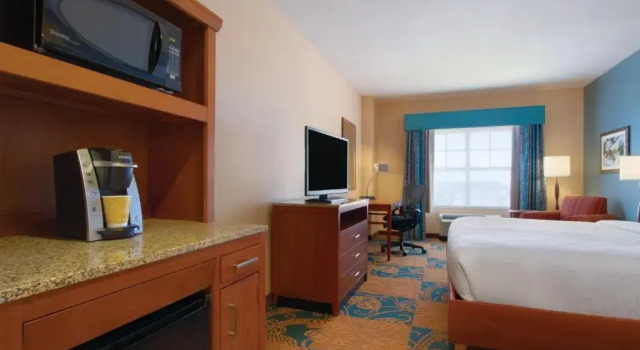 Четырёхместный номер Deluxe с красивым видом из окна Hilton Garden Inn Oklahoma City/Bricktown
