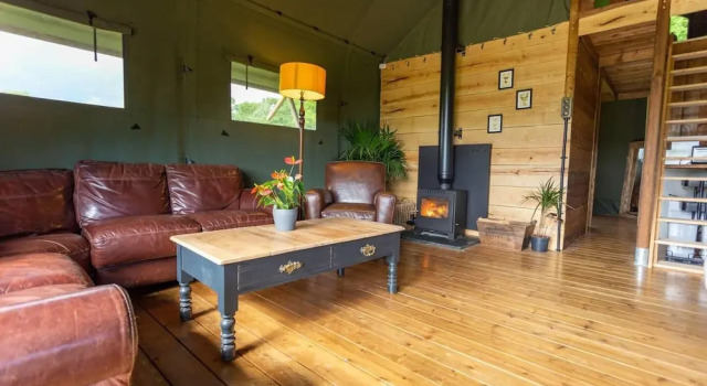 Awe Inspiring two Storey Tent, Забронировать Кемпинг Отели Исторического графства Суссекса с парковкой, Парковка