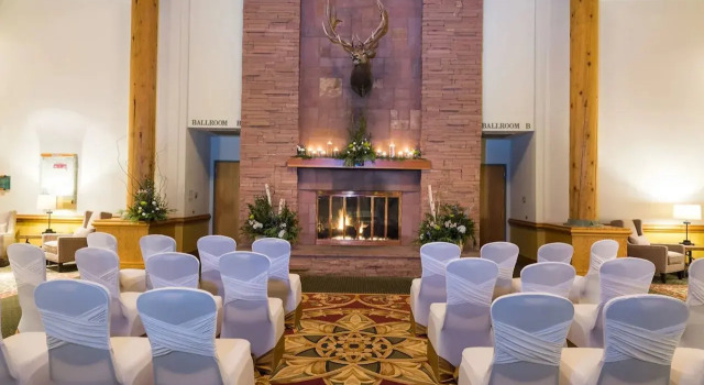 Holiday Inn Estes Park by IHG, Забронировать Отель Эстес-Парк Rocky Mountain National Park, рядом с Сквер Barlow Plaza