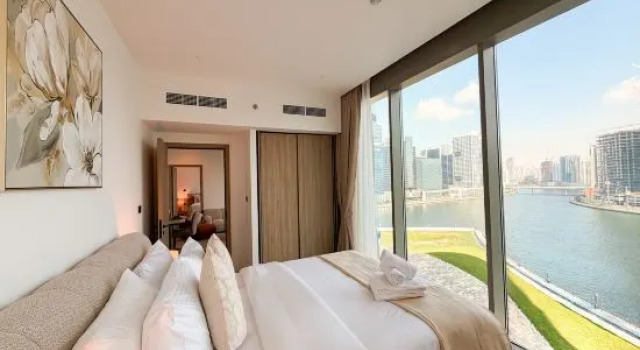Beautiful 2BR apartment in Peninsula Three, Breathtaking Canal view