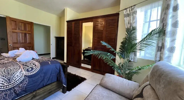 A Luxurious 4-Bedroom Private Villa with Games Room, Theatre & Modern Art, Забронировать Вилла Отели Монтего-Бэй с парковкой, Парковка