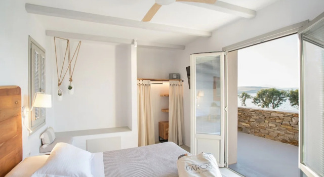 Люкс с балконом и с видом на море Paros Comfy Suites