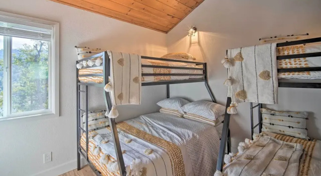 Коттедж Picturesque Cabin: 2 Balconies, Walk to Lake!