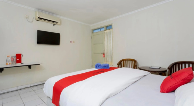 RedDoorz @ Supratman Street, Book Hotel Bandung Wetan Bandung, near Gedung Sate