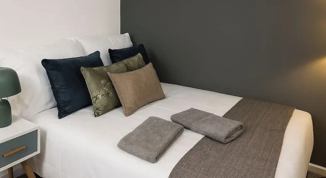London Bow Apartment - Spacious 4 Bedrooms, Забронировать Апартаменты/квартира Отели Лондона с парковкой, рядом с ABBA Arena, Парковка