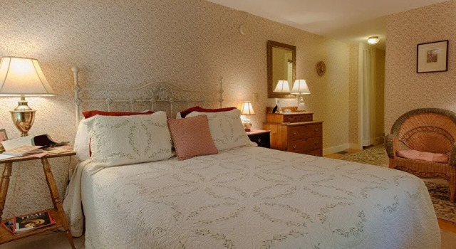 The Buttonwood Inn on Mt. Surprise
