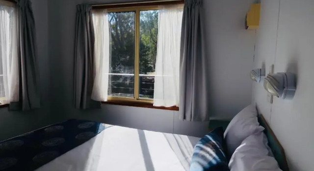Семейный номер Standard с видом на озеро Euroa Caravan Park