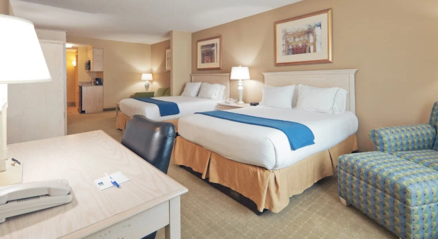 Четырёхместный номер Standard Holiday Inn Express Hotel & Suites Memphis Southwind by IHG