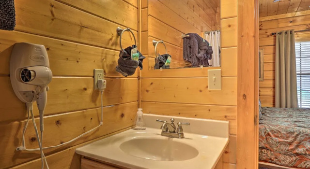 Коттедж 1 Mi to Dollywood: Quiet Cabin w/ Hot Tub!