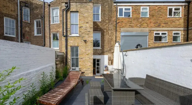 Stylish 2 Bedroom Home in Islington With Garden