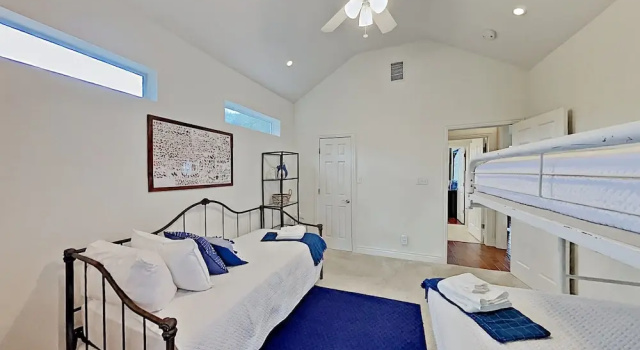 4BR 3BA Spicewood House with Impressive Views by RedAwning, Book Hotel Hoteller i Spicewood med parkering, Parkering