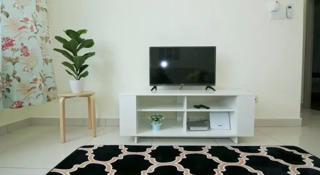 Bright & Colorful 2BR in the City Centre