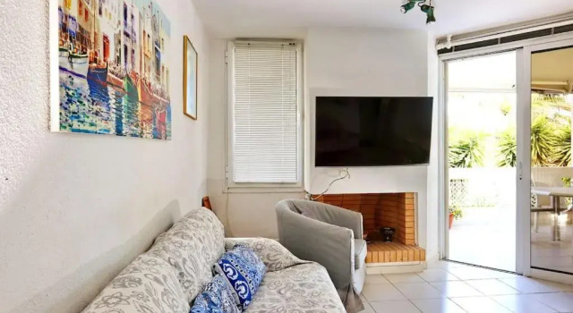 Bobby's house, Book Apartment Hanioti 
