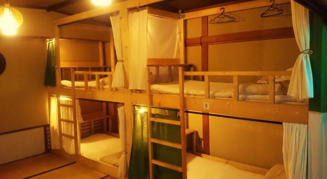 Кровать в общем номере Keyaki Guest House