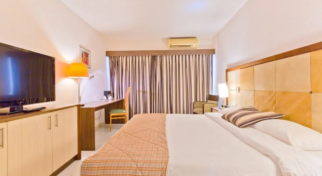 Двухместный номер Standard с балконом Queens Hotel