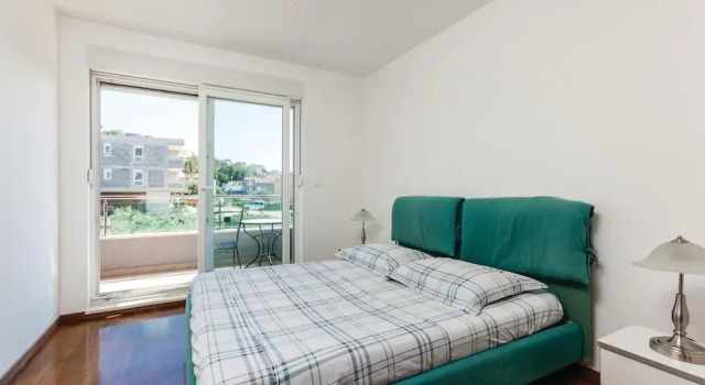 Awesome Home in Podstrana With Wifi and 2 Bedrooms, Varaa Hotelli Hotellit Strožanac pysäköinnillä, Pysäköinti