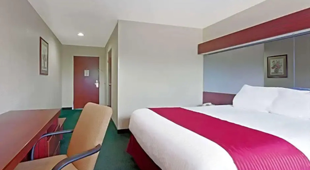 Люкс Deluxe Days Inn & Suites by Wyndham Brandon Amphitheater