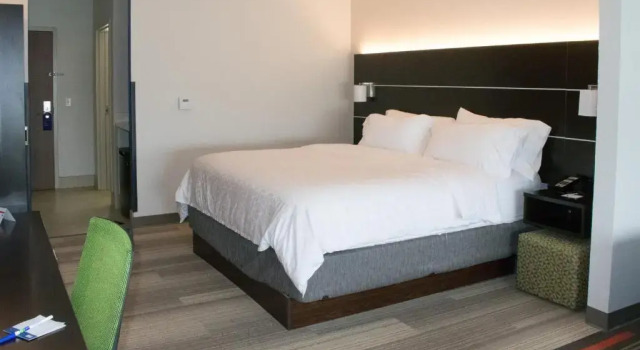 Трёхместный люкс Holiday Inn Express & Suites West Memphis by IHG