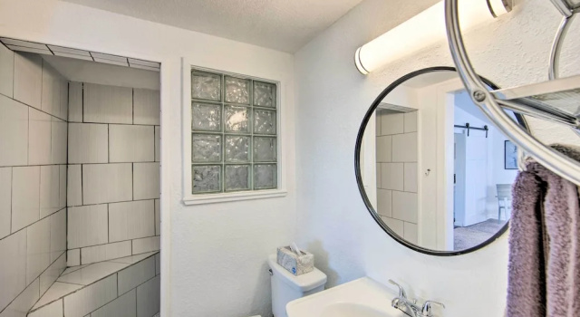 Коттедж c 1 комнатой Water Views + Deck: Gun Barrel City Cottage!