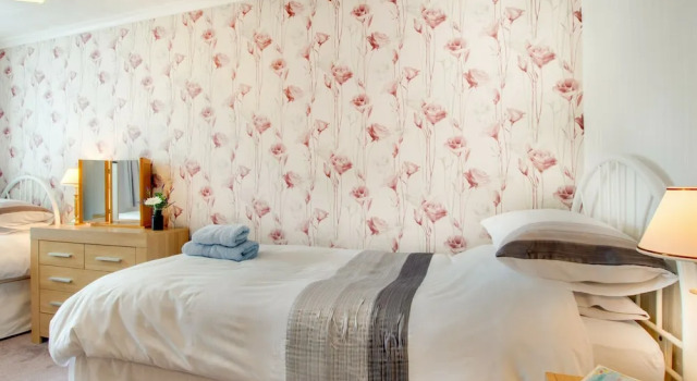 Escape to the Seaside in This Pretty Coastal Cottage, Perfect for a Relaxing Holiday, Prenota Hotel Seahouses 
