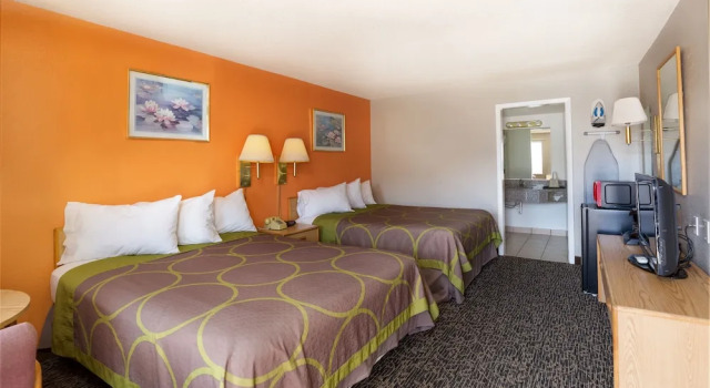 Четырёхместный номер Standard Cedar Valley Inn