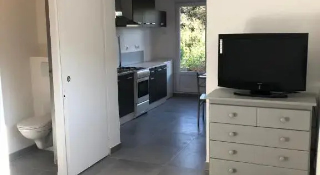 Studio Avec Piscine, Rezerwuj Hotel Hotele w Orgon z basenem, Basen