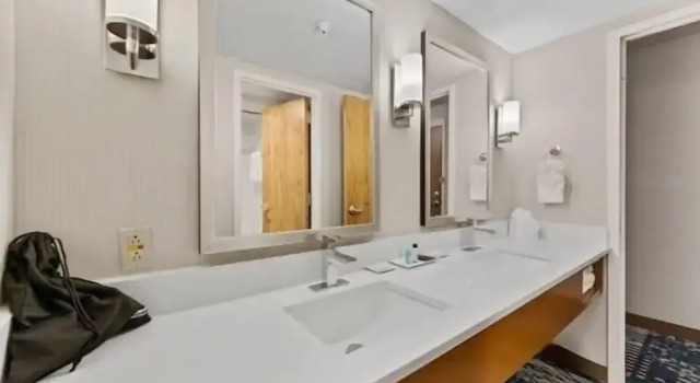 Junior-Suite 1 Schlafzimmer mit Blick auf den Innenhof Delta Hotels by Marriott Mount Pleasant