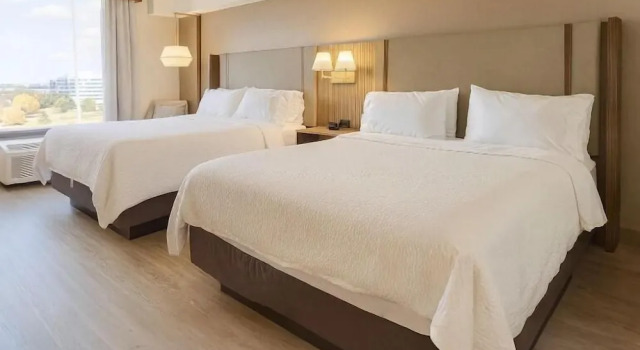 Четырёхместный номер Standard Holiday Inn & Suites Mississauga West - Meadowvale by IHG
