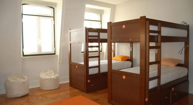 Кровать в общем номере Lisbon Hostel