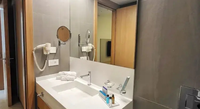 Полулюкс Deluxe Monot Suites