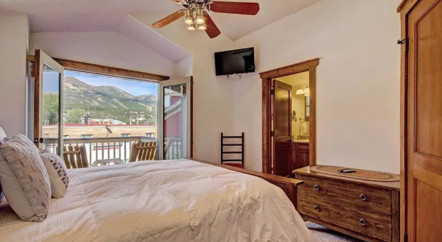 Mountain Ridge Chalet by RedAwning, Rezerwuj Chalet Hotele w Vail Ski z parkingiem, Parking