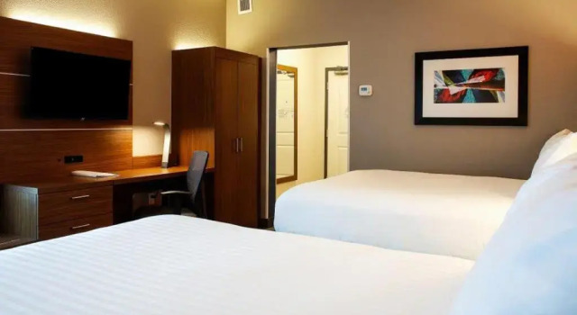 Четырёхместный номер Standard Holiday Inn Express & Suites Downtown Louisville by IHG
