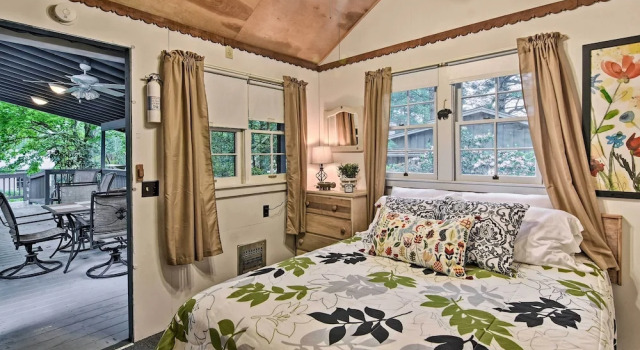 6 Mi to Grandfather Mtn: Lake Cottage w/ Deck, Book Feriehus Sommerhuse i Pineola, Hytte