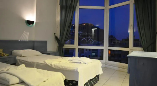 Апартаменты с видом на бассейн Cleo Hotel