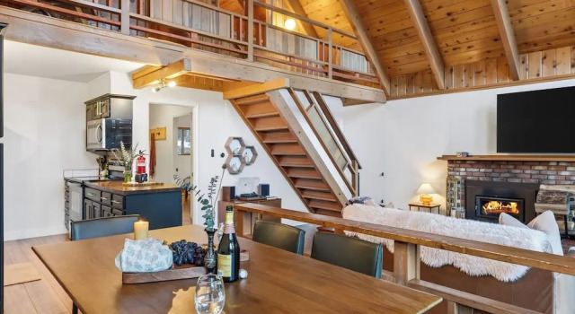 Коттедж с 2 комнатами Hot Tub Firepit Loft Suite & Mins to World-class Skiing Tahoe A-frame Retreat by Avantstay
