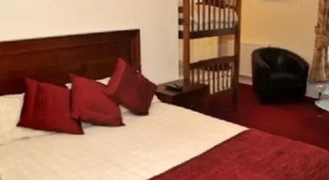 Четырёхместный номер Standard Elphinstone Hotel