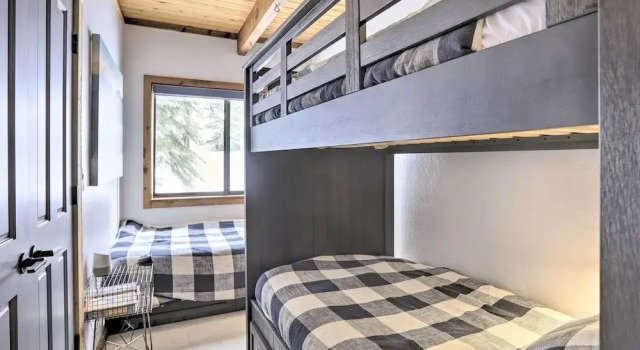 Chic Truckee Cabin Close to Golf Course & Hiking, Забронировать Дом для отпуска СПА-отели Траков, рядом с Горнолыжный курорт Northstar, SPA-услуги