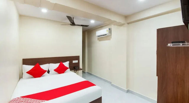 Suryas Grand by OYO Rooms, Забронировать Отель Вишакхапатнам штат Андхра-Прадеш, рядом с Diamond Park