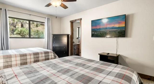 Modern Moonridge Manor - Unique Getaway In The Mountains! Hot Tub! 3 Bedroom Cabin