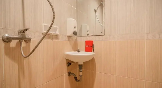 Двухместный номер Deluxe RedDoorz Plus near Mangga Besar Station 2