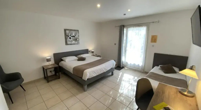 Двухместный номер Standard Logis Hôtel LOliveraie