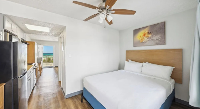 Четырёхместный номер Standard с балконом и рядом с пляжем Sugar Sands Beachfront Hotel, a By The Sea Resort