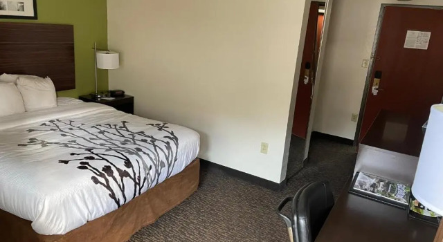 Двухместный номер Standard с балконом Sleep Inn & Suites near Sports World Blvd